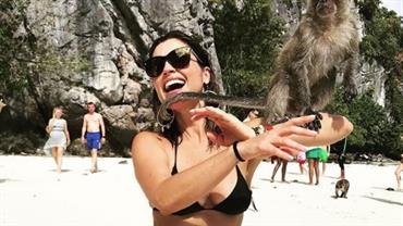 Flávia Alessandra mostra corpo de biquíni em foto onde brinca com macaco
