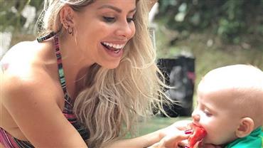 Pode ou não? Karina Bacchi gera discussão por dar melancia ao filho de 4 meses