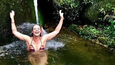 Paolla Oliveira renova energias com banho em lago antes de Revéillon