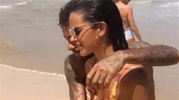 Fãs flagram momentos de carinho de Neymar e Bruna Marquezine em praia