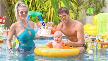 Karina Bacchi celebra 5 meses do filho Enrico com uma festa na piscina