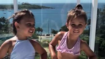Filhas gêmeas de Natália Guimarães veem o mar pela primeira vez