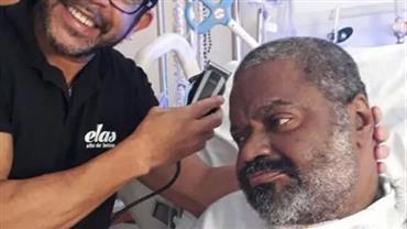 Arlindo Cruz compartilha imagem cuidando do visual em hospital