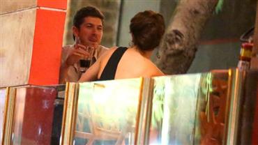 Caio Paduan e Mayana Neiva trocam carinhos em jantar no Rio