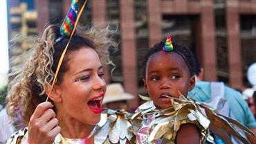 Leandra Leal e a filha curtem bloquinho de Carnaval em SP e combinam fantasias