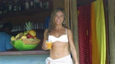 Bruna Lombardi dá dica de beleza e arrasa com foto de biquíni