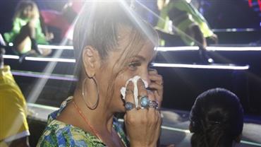Carla Perez não contém as lágrimas ao ver filha cantar com Xanddy