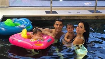 Cristiano Ronaldo aparece em momento "relax" com os filhos na piscina