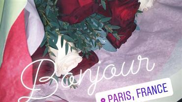 Bruna Marquezine ganha rosas ao chegar em Paris para aniversário de Neymar