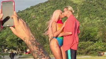 Pabllo Vittar beija Diplo em bastidores do clipe da música "Então Vai"