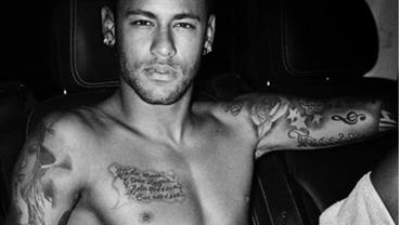 Quase nu, Neymar é fotografado só de toalha e causa alvoroço na web