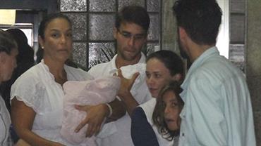 Ivete Sangalo recebe alta e deixa maternidade com as filhas gêmeas