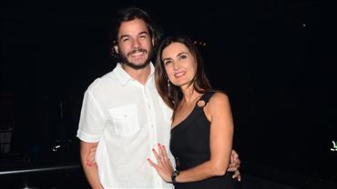 Fátima Bernardes e namorado, Túlio Gadelha, trocam beijos e carinhos em show