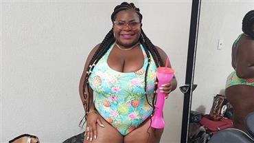 Jojo Todynho faz festa na piscina para comemorar aniversário de 21 anos