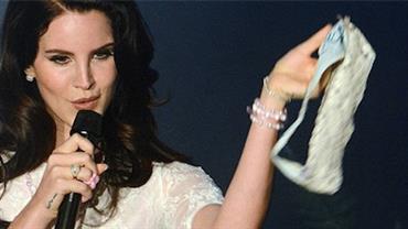 Lana Del Rey sobe em palco de karaokê e canta com fãs