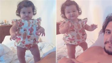 Filha de Bruno Gissoni capricha na careta para ficar em pé sozinha aos nove meses