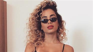 Anitta aparece de cabelos cacheados e recebe elogio de Bruna Marquezine