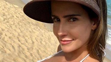 Deborah Secco exibe corpo esbelto de biquíni em tarde de sol na Bahia: "Folguinha"