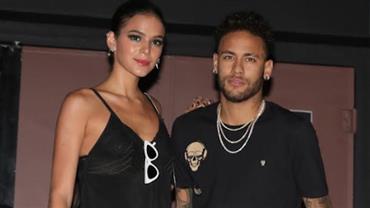 Bruna Marquezine e Neymar "combinam looks" em festa de Rafaella Santos