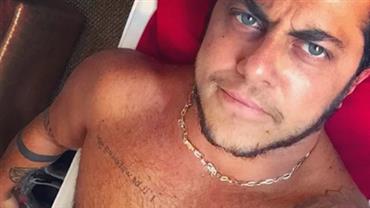 Thammy Miranda faz anúncio de produto que auxilia no crescimento de barba