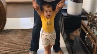 Andressa Suita comemora primeiros passos do filho Gabriel: "Já está andando"