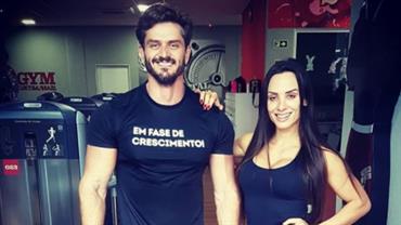 Marcos Harter posa na academia e diz estar sendo "desossado" por personal trainer