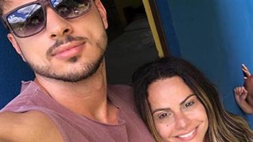 Viviane Araújo posa com novo namorado e fãs elogiam: "que gato"