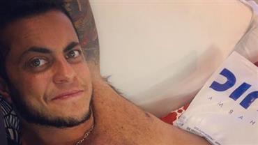 Thammy Miranda posta foto sem camisa e brinca com físico masculino