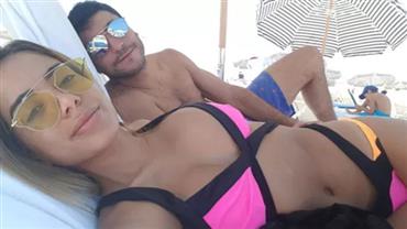 Anitta posa de biquíni e ostenta bolsa de R$ 12 mil