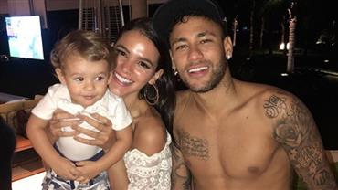 Bruna Marquezine e Neymar posam com bebê e fãs pedem filho para o casal