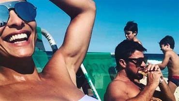 Juliana Paes posa de biquíni e trolla marido: "Fica tão sexy comendo"