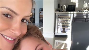 Claudia Leitte publica foto com o filho e seguidores notam semelhança: "Cópia fiel"