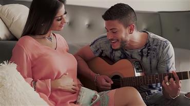 Arthur Aguiar anuncia gravidez de Mayra Cardi com novo clipe