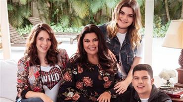 Depois de perder 20kg, Fabiana Karla posa com os filhos para campanha e encanta fãs: "Família linda"