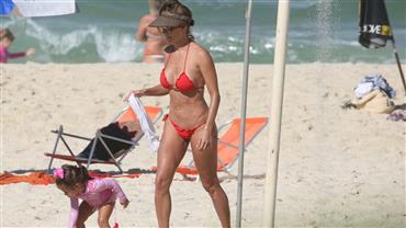 Aos 38 anos, Deborah Secco mostra corpo em forma em dia de praia com a família