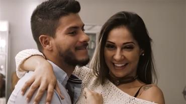 Mayra Cardi e Arthur Aguiar anunciam sexo e nome de bebê em vídeo na web