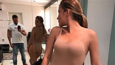 Claudia Leitte mostra bumbum em maiô nude e stylist brinca: "Bisteca"