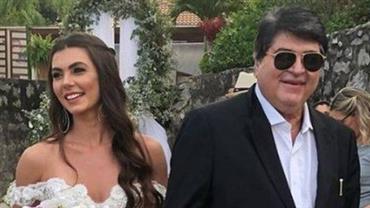 Letícia Datena se casa e entra acompanhada do pai