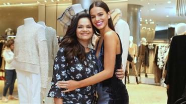 Parecidas? Bruna Marquezine posa com a mãe em evento de loja no Rio de Janeiro