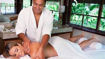 Carla Perez posa só de toalha enquanto ganha massagem de Xanddy: ''Amo''