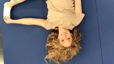 Shakira mostra vídeo se alongando para ensaio e surpreende por flexibilidade