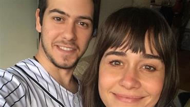 Alessandra Negrini explica comentários em fotos do filho: "Tá achando que ser mãe é fácil?"