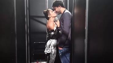 Casada há 6 meses, Anitta dá beijo no marido antes de subir ao palco nos EUA