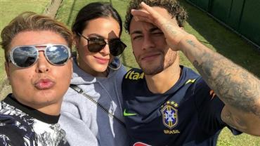 Neymar é paparicado por Bruna Marquezine e David Brazil na concentração da seleção no Rio