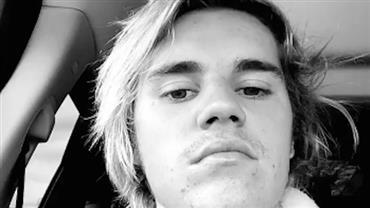 Justin Bieber ostenta bigodinho e promete deixar cabelo crescer até os pés