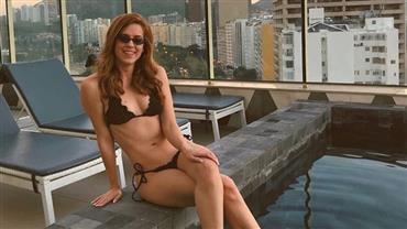 Sophia Abrão posa de biquíni na piscina e fãs comparam com Claudia Raia