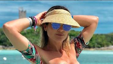 Flávia Alessandra exibe corpão em clique de biquíni e Otaviano Costa elogia: "Meu mulherão"