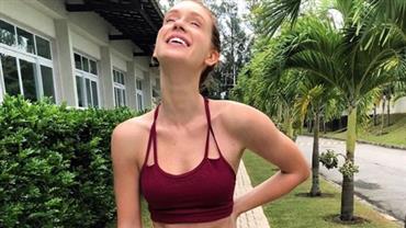 Marina Ruy Barbosa acorda cedo para malhar e ganha elogio de personal