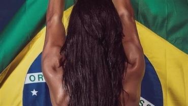 Belo deseja sorte à seleção brasileira com bumbum de Gracyanne Barbosa