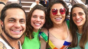 Thammy Miranda e Bruna Linzmeyer posam na Parada LGBT de Nova York